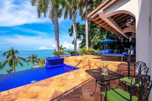 Alberca al aire libre y alberca climatizada