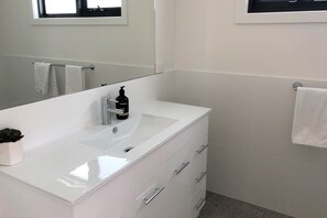Shower, hair dryer, towels, soap - MOONRISE BINALONG BAY Stunning views  (Binalong Bay)