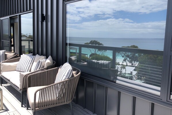 A balcony with wicker furniture and a view of the sea. - MOONRISE BINALONG BAY Stunning views (Binalong Bay)
