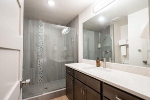 Een haardroger, handdoeken