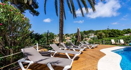 Amazing Villa with Views, Large pool area and 2 BBQ dining stations.