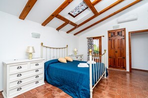 6 bedrooms, iron/ironing board, free WiFi, bed sheets