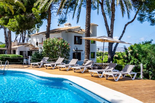 Amazing Villa with Views, Large pool area and 2 BBQ dining stations. 