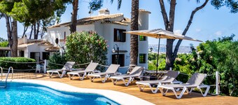 Amazing Villa with Views, Large pool area and 2 BBQ dining stations. 