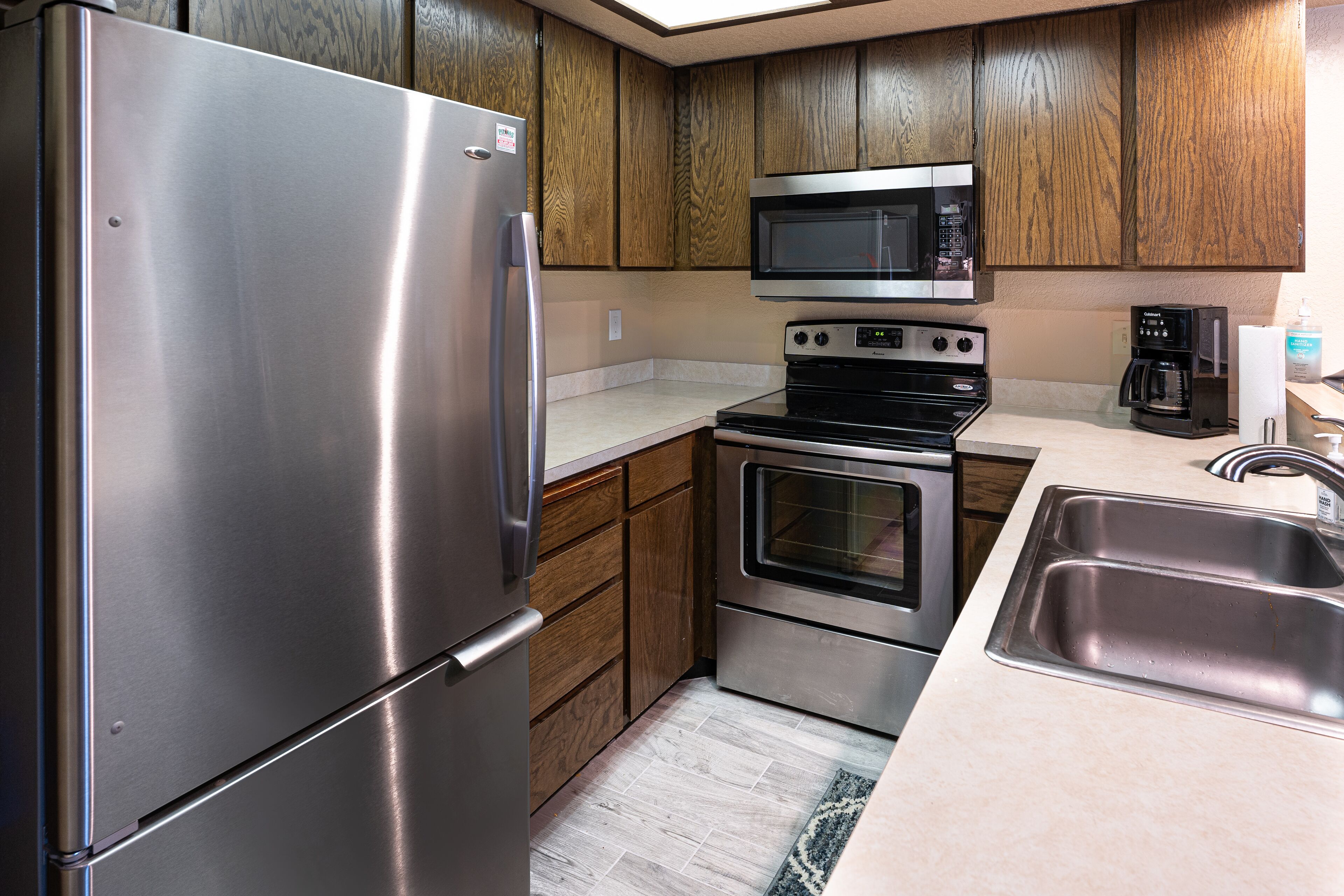 Refrigerador, microondas, horno y parrilla de estufa 