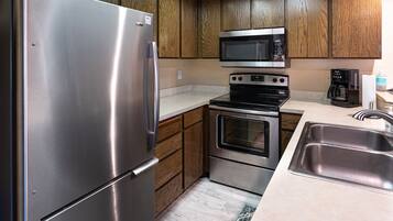 Réfrigérateur, four à micro-ondes, un four, surface de cuisson