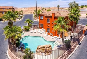 Outdoor pool - 3 Bed, 2 Bath Condo by Pool. Sleeps 8. Additional 28+ day stay discount. (Mesquite)