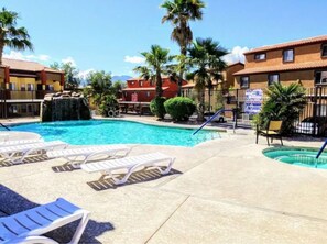 Outdoor pool - 3 Bed, 2 Bath Condo by Pool. Sleeps 8. Additional 28+ day stay discount. (Mesquite)