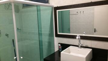 Regadera, toallas, jabón, papel de baño