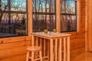 Dining - 2b/2ba Sleeps 8-Luxury Log Cabin in Pigeon Forge! (Sevierville)