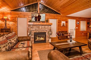 Smart TV, fireplace, DVD player, offices - 2b/2ba Sleeps 8-Luxury Log Cabin in Pigeon Forge! (Sevierville)