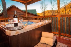 Outdoor spa tub - 2b/2ba Sleeps 8- Log Cabin in Pigeon Forge! (Sevierville)
