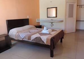 Standard Room | Iron/ironing board, free WiFi, bed sheets - Hotel Jireh (Bacalar)