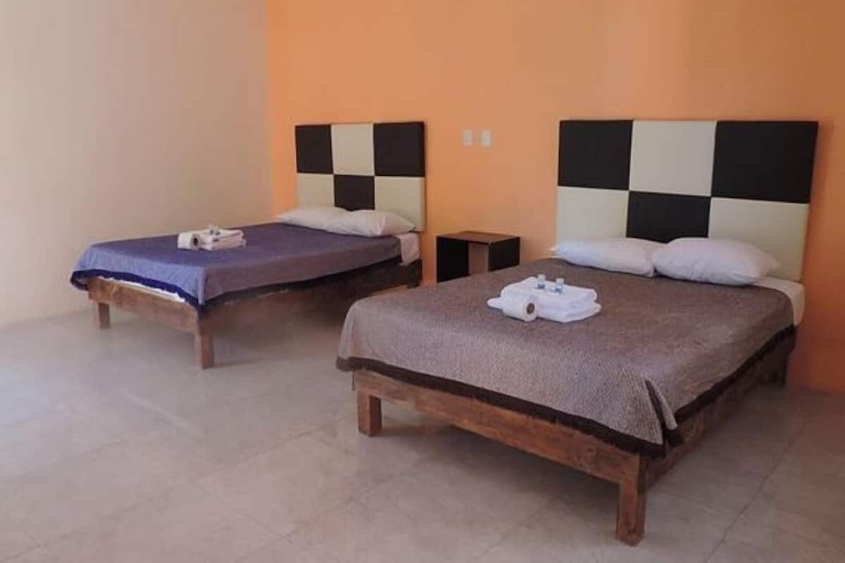 Habitación doble | Tabla de planchar con plancha, wifi gratis y ropa de cama