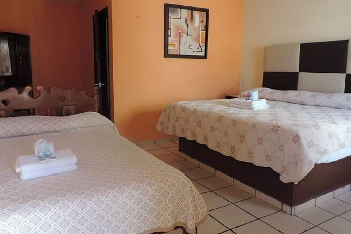 Habitación familiar | Tabla de planchar con plancha, wifi gratis y ropa de cama
