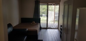 1 bedroom, WiFi - Perfectly peaceful place to relax.  Self-contained studio.  6 min t  Southport.  (Gaven)