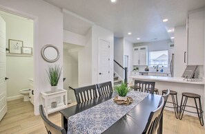 Dining - Modern Mountain Escape Near Slopes, Lakes & Trails (Eden)