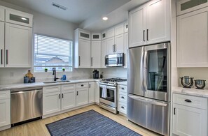 Fridge, microwave, stovetop, dishwasher - Modern Mountain Escape Near Slopes, Lakes & Trails (Eden)