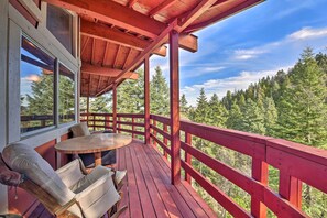 Terrace/patio - Lake Arrowhead Cabin w/ Deck & Stunning Mtn Views! (Lake Arrowhead)