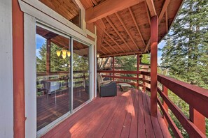 Terrace/patio - Lake Arrowhead Cabin w/ Deck & Stunning Mtn Views! (Lake Arrowhead)