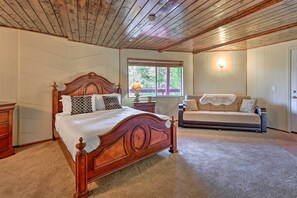 3 bedrooms, desk, iron/ironing board, Internet - Lake Arrowhead Cabin w/ Deck & Stunning Mtn Views! (Lake Arrowhead)