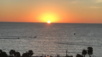 靠近海滩、沙滩椅、沙滩毛巾