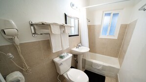 Une salle de bain avec des toilettes, un lavabo et une baignoire.