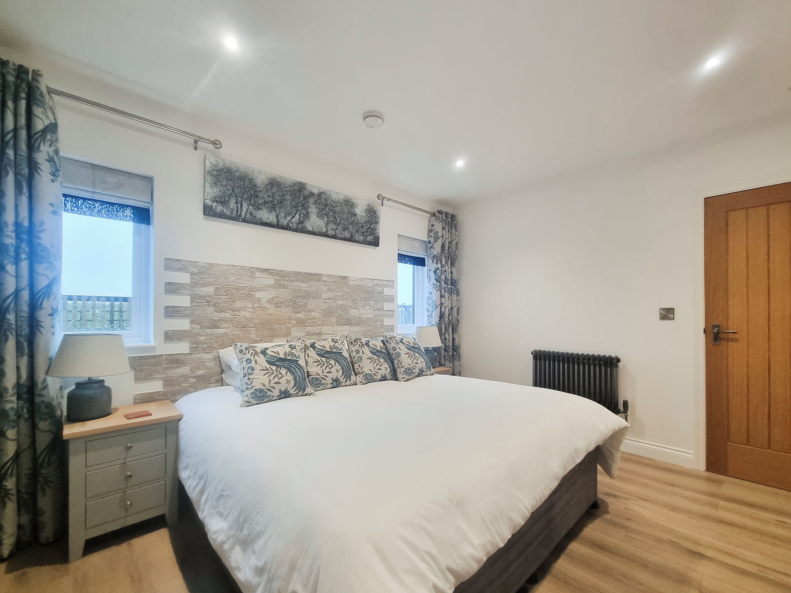 2 室のベッドルーム、WiFi (無料)、ベッドシーツ