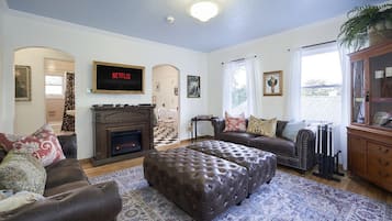 Smart TV, fireplace, stereo