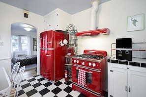 Interior - CHERRY BLOSSOM COTTAGE + CLOSE WALK TO TOWN + HOT TUB (Prescott)