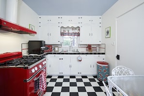Fridge, microwave, oven, stovetop - CHERRY BLOSSOM COTTAGE + CLOSE WALK TO TOWN + HOT TUB (Prescott)