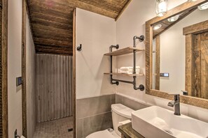Kostenlose Toilettenartikel, Haartrockner, Handtücher