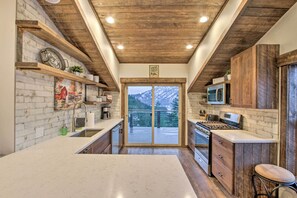 Frigorífico, microondas, placa de cocina y lavavajillas