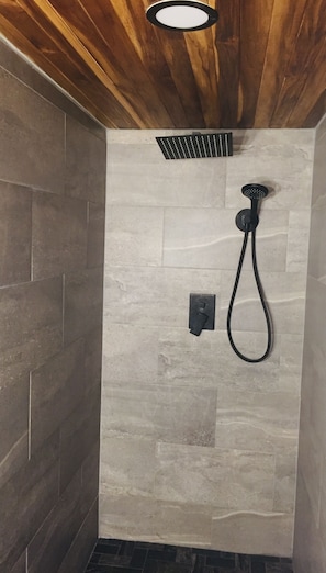 Shower, hair dryer, towels, soap - Riverview Getaway (Plymouth)