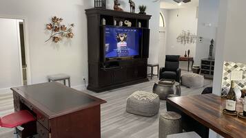 Smart-tv, bordsfotboll och böcker