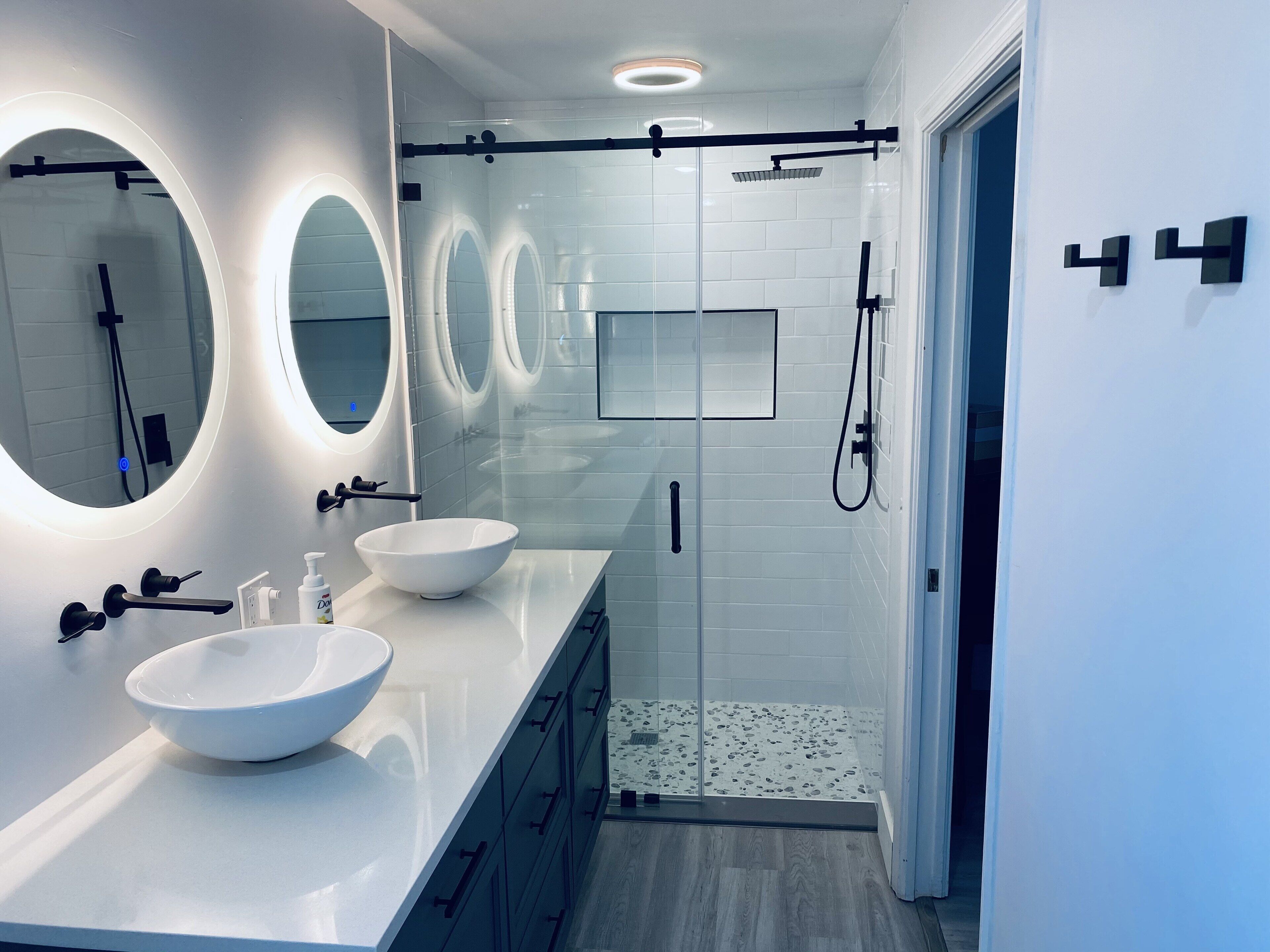 Ensemble douche/baignoire, sèche-cheveux, bidet, serviettes fournies