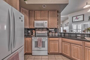 Fridge, microwave, stovetop, dishwasher