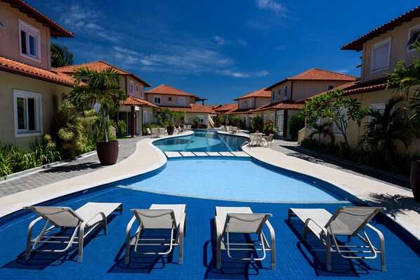 Una piscina al aire libre