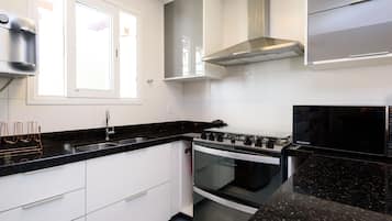 FrigorĂfico, microondas, horno y placa de cocina