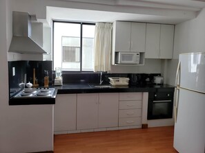 Réfrigérateur, four à micro-ondes, un four, surface de cuisson