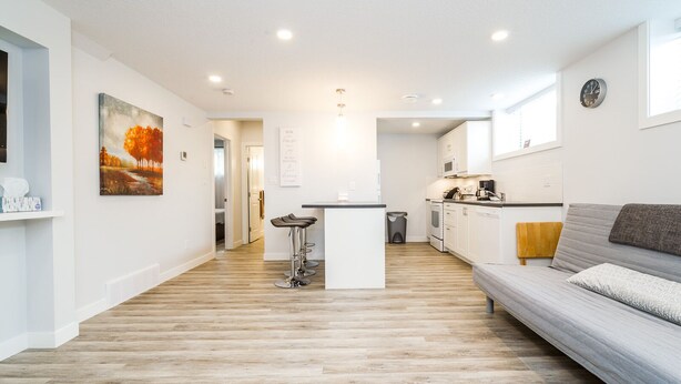 Un appartement moderne comprenant une cuisine, un coin repas et un salon.