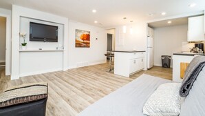 Un appartement moderne comprenant un salon, une cuisine et un coin repas.