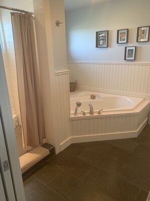 Combined shower/bathtub, hair dryer, towels, soap - The Ranche Country views within 10 min to South Calgary and Okotoks. Stampede! (De Winton)