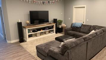 Smart TV, chimenea, consola de videojuegos y Netflix