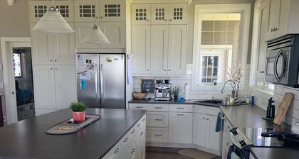 The Ranche Country views within 10 min to South Calgary and Okotoks. Stampede!