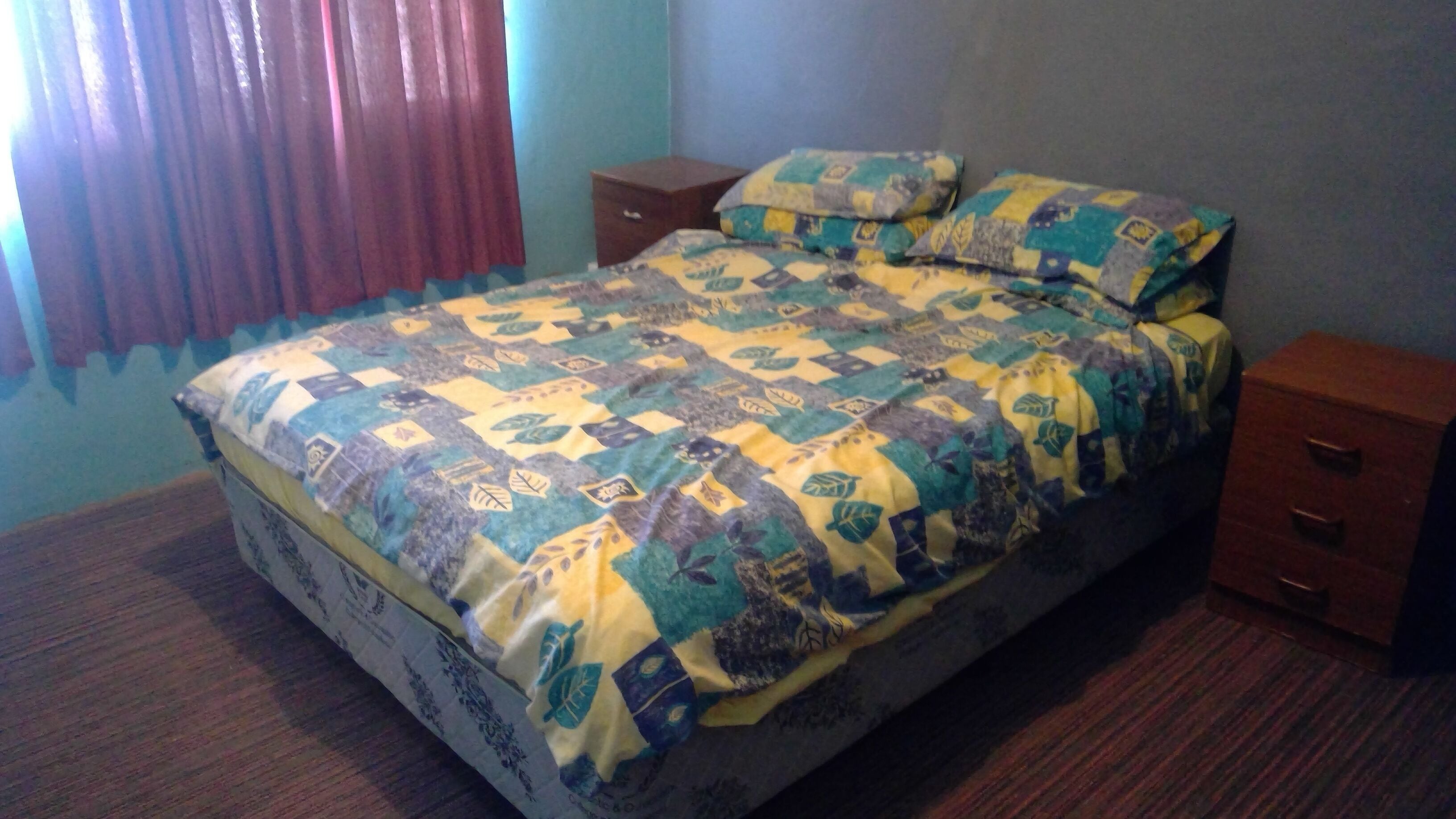 4 Schlafzimmer, Schreibtisch, Reisekinderbett