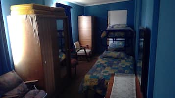 4 bedrooms, desk, travel cot