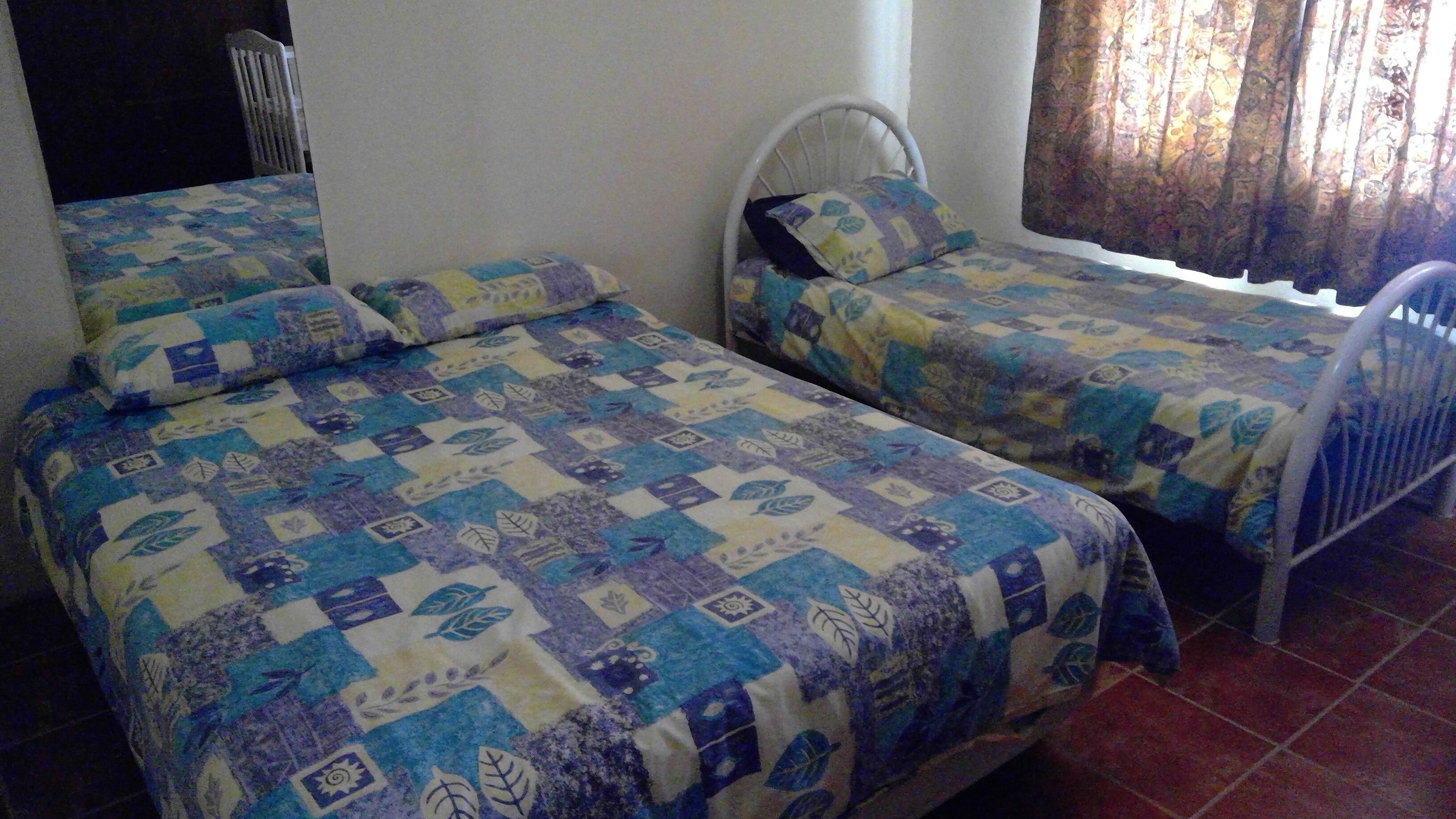4 bedrooms, desk, travel cot