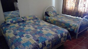 4 quartos, escrivaninha, berço de viagem