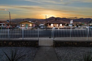 Property grounds - Spacious 3 BR With Views Near Restaurants & Bars (El Paso)